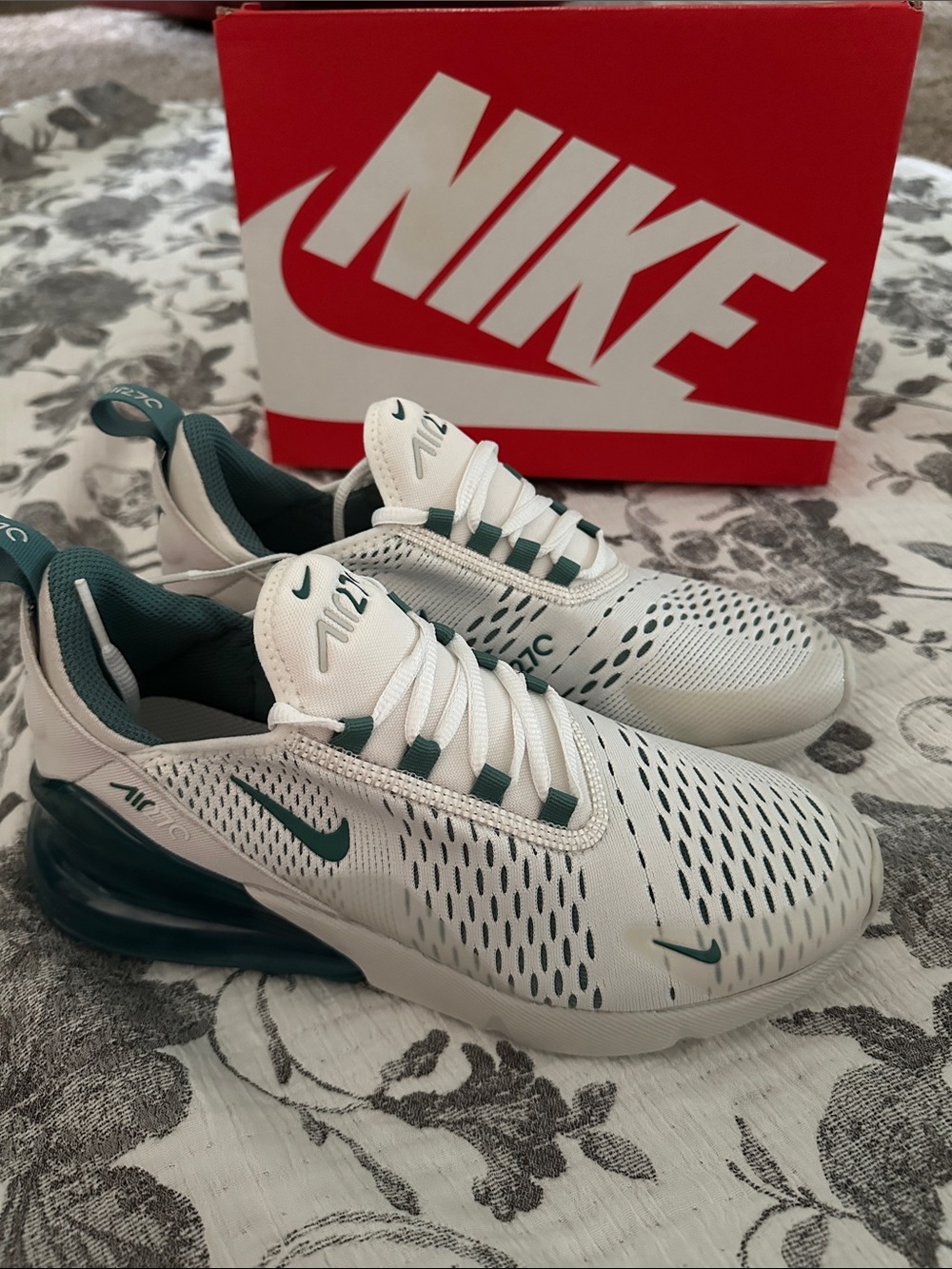 NWT Nike White and Teal Air Max 270-Style Athletic Shoes Youth 7/ Women’s 8.5